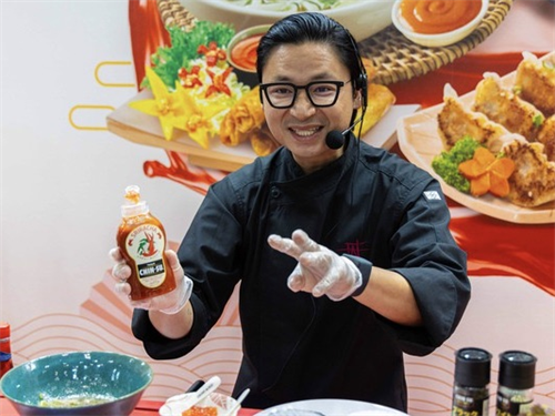 Luke Nguyễn đốn tim thực khách với màn trổ tài cùng tương ớt Chin-su Sriracha