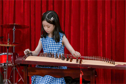 HAI CHỊ EM – HAI HÀNH TRÌNH TRƯỞNG THÀNH TỪ NHỮNG BƯỚC CATWALK ĐẦU ĐỜI