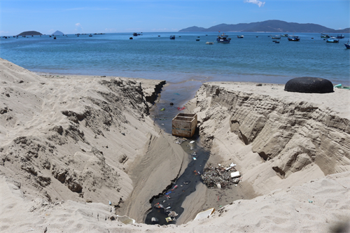  Bãi biển Ba Làng vịnh Nha Trang bị 'lở loét', ô nhiễm vì đâu?