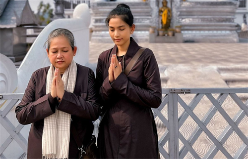 Trương Thị May cùng mẹ hành hương ở Ấn Độ