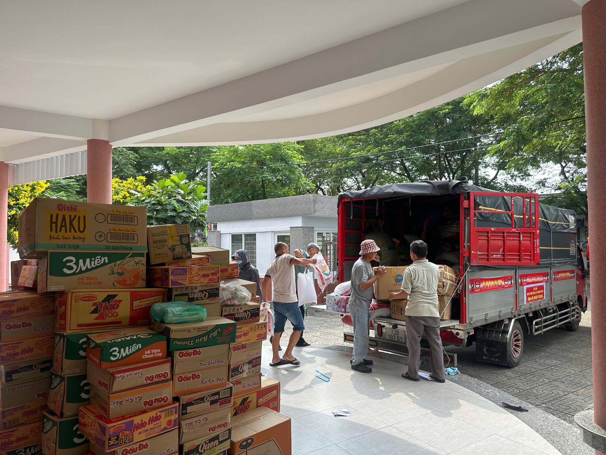 TIẾP SỨC VÙNG LŨ: 