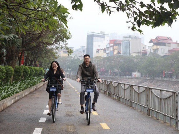 Người dân trải nghiệm tuyến đường dành riêng cho xe đạp ở Thủ đô