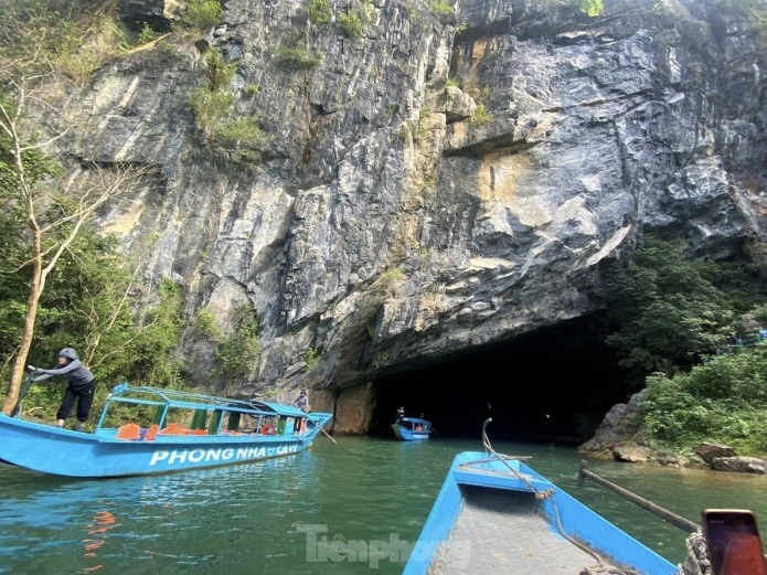 Thuyền nối đuôi, chen chúc chở khách du xuân động Phong Nha