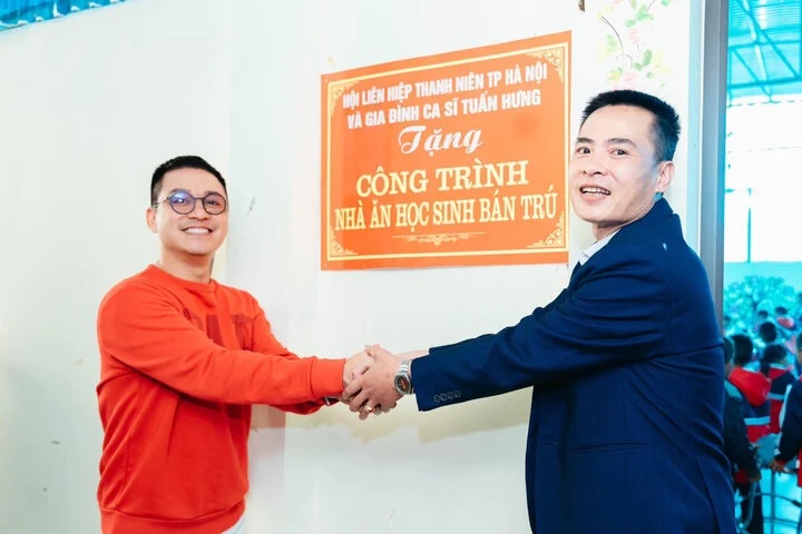 Tuấn Hưng và bà xã xây nhà ăn cho trẻ em khó khăn ở Lào Cai
