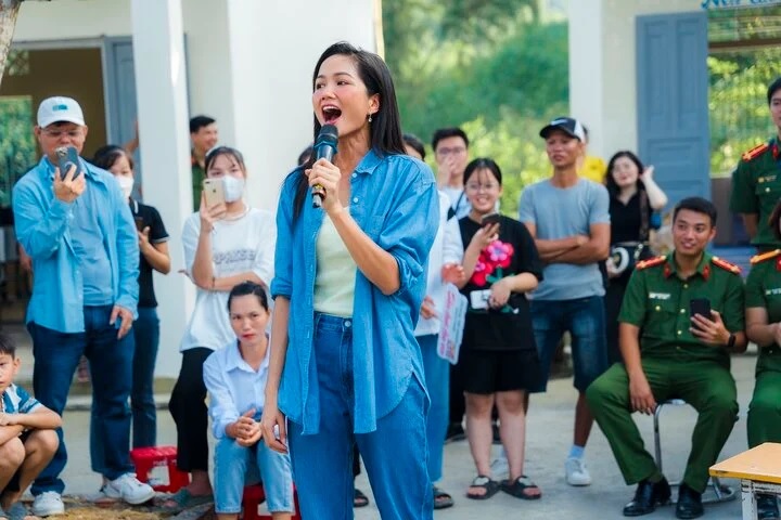 H'Hen Niê tâm sự với trẻ em vùng cao: 'Cô Hen từng không biết tiếng Việt'	