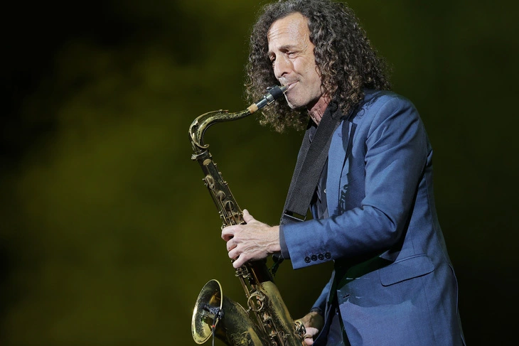 Kenny G chinh phục 4.000 khán giả Việt Nam bằng phong cách nhạc jazz gây tranh cãi