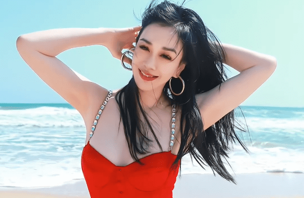  'Bom sex gốc Việt' khoe vẻ đẹp tuổi 52