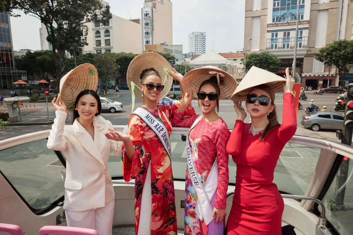 Đương kim Miss Universe diện áo dài dạo chơi Sài Gòn
