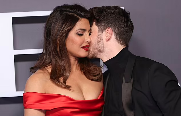  Priyanka Chopra dự ra mắt phim cùng chồng