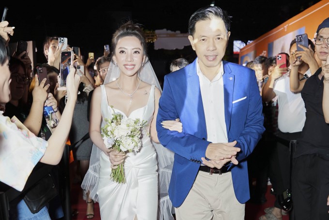  Thu Trang mặc váy cưới, khoác tay 'bố' Thái Hòa