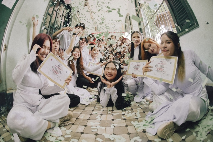 Phương Mỹ Chi gây bất ngờ với khả năng vũ đạo trong MV 'Đẩy xe bò'
