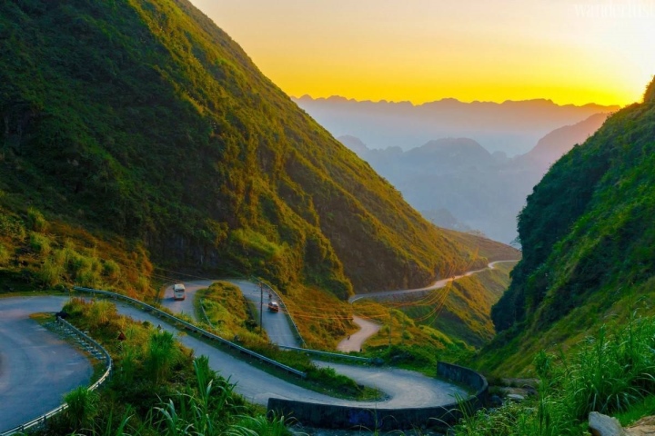 Hùng vĩ cung đường Hạnh Phúc ở Hà Giang, nơi 'đến sỏi đá cũng nở thành hoa'