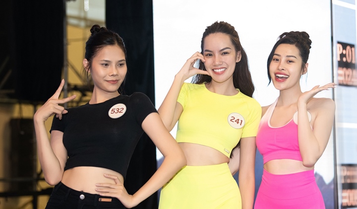 Thí sinh Miss Grand Vietnam 2023 để mặt mộc tập hô tên cho đêm chung khảo