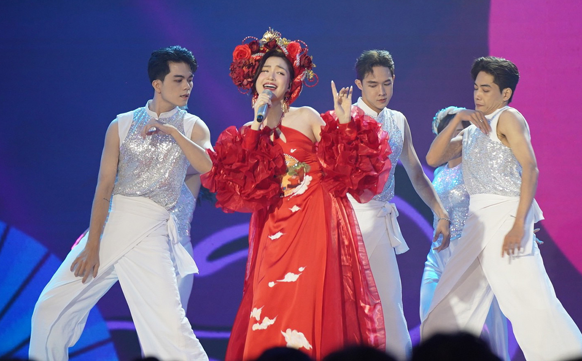 Hòa Minzy hóa 'Thị Mầu' trên sân khấu Vietnam Idol