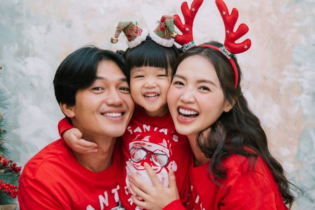 Linh Phi - Quang Tuấn 'toát mồ hôi' chụp ảnh Giáng sinh cùng con