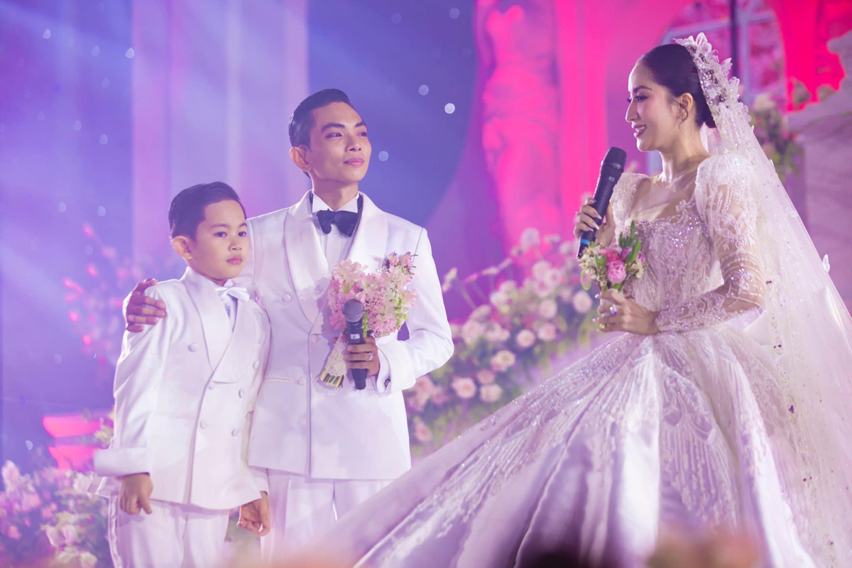  Phan Hiển khóc khi Khánh Thi bước vào lễ đường