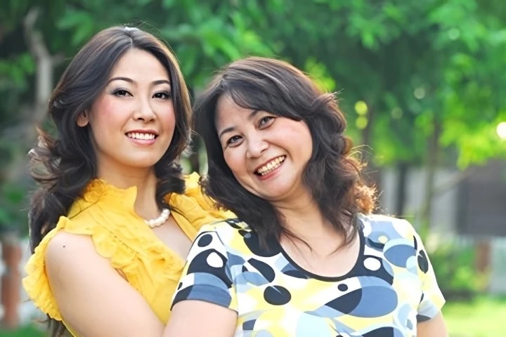 Mẹ ruột Hà Kiều Anh tuổi U70 vẫn trẻ đẹp không kém con gái