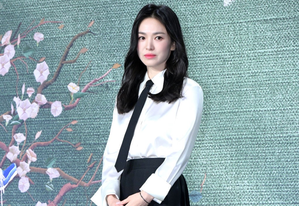 Song Hye Kyo mặc như nữ sinh dự ra mắt phim