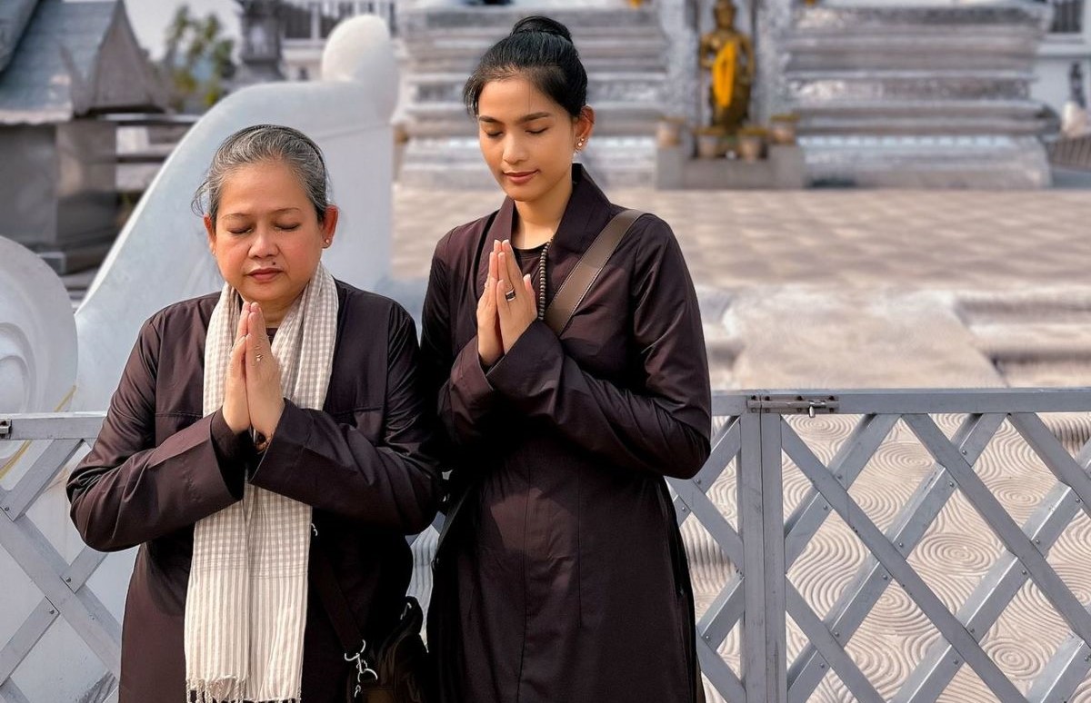 Trương Thị May cùng mẹ hành hương ở Ấn Độ
