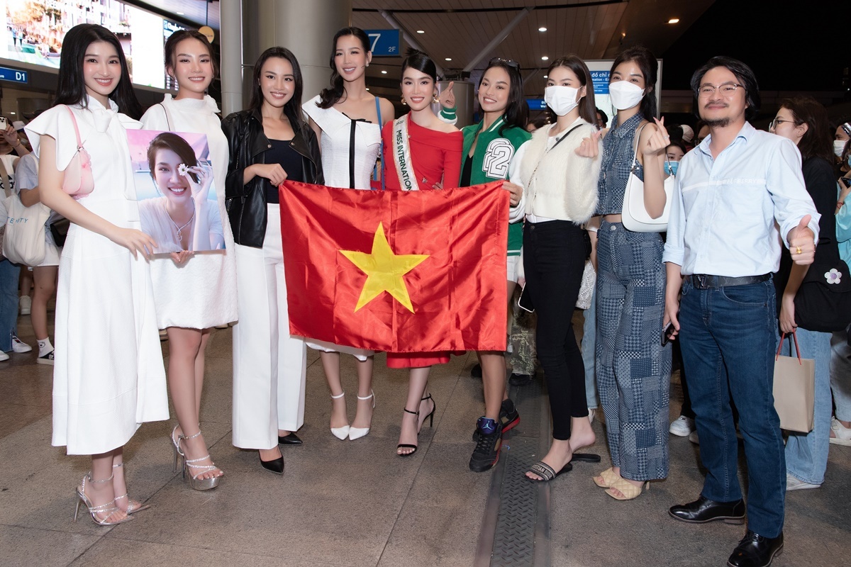 Dàn hoa hậu, á hậu tiễn Phương Anh đi thi Miss International